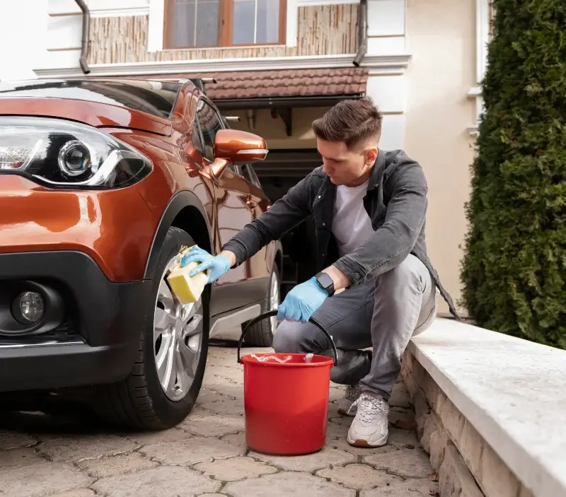 Lavage auto à domicile Saint-Rémy-du-Plain : professionnel intervenant sur un véhicule